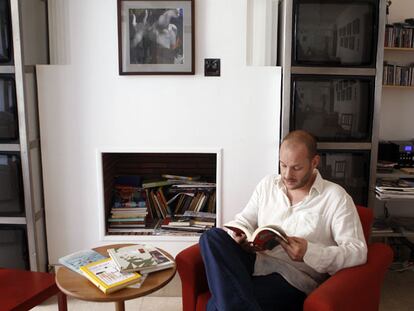 Eduardo Vilas, director de Hotel Kafka, en la librería de la escuela situada en la calle de Hortaleza.