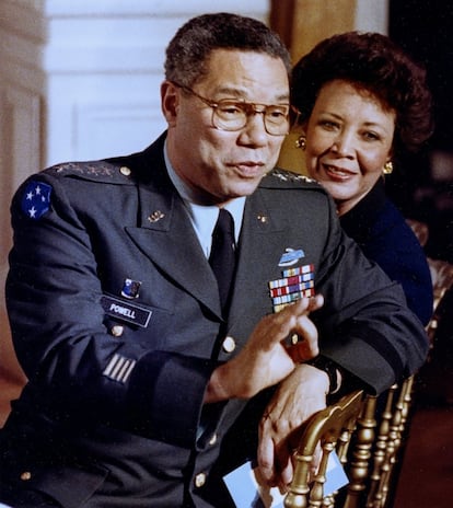 El presidente del Estado Mayor Conjunto de Estados Unidos, el general Colin Powell, agradece la presencia de un invitado en una ceremonia en la Casa Blanca en honor a la ex primera ministra británica Margaret Thatcher, junto su esposa, Alma, el 7 de marzo de 1991.