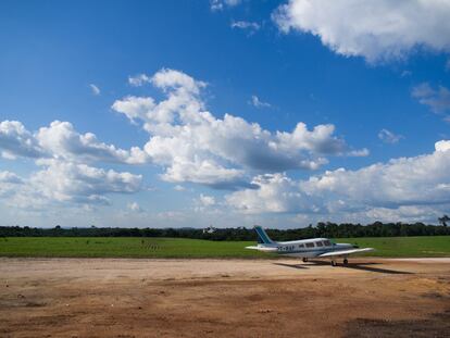 Ejemplo de la bonanza causada por la soja, empresarios del sector recorren las grandes distancias entre las capitales del país y sus fincas en avionetas. Aquí, una a las afueras de Sinop.