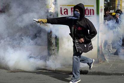 El presidente tuvo que abandonar el Palacio de Gobierno durante unas horas por temor a las represalias  de los manifestantes, que protagonizan enfrentamientos con las fuerzas de seguridad. Mesa se reunió con representantes de la Iglesia y el Congreso durante el fin de semana para estudiar la posibilidad de convocar elecciones anticipadas, aunque el Ministro de Comunicación boliviano comunicó que el presidente no tenía intención de renunciar a su cargo, y que seguiría buscando soluciones a través del diálogo.