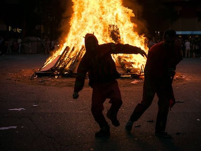 El foc, protagonista de la nit de Sant Joan.