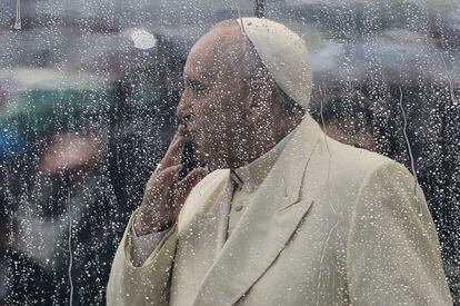 El Papa tira un beso a los peregrinos congregados en la plaza de San Pedro en el Vaticano, el pasado 5 de febrero.