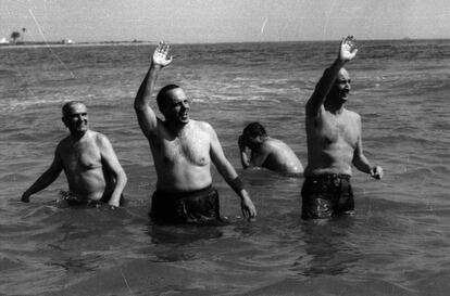 El exministro franquista Manuel Fraga, segundo desde la izquierda, durante el baño en las aguas de Palomares días después del accidente de 1966.