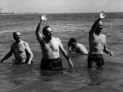 El exministro franquista Manuel Fraga, segundo desde la izquierda, durante el baño en las aguas de Palomares días después del accidente de 1966.