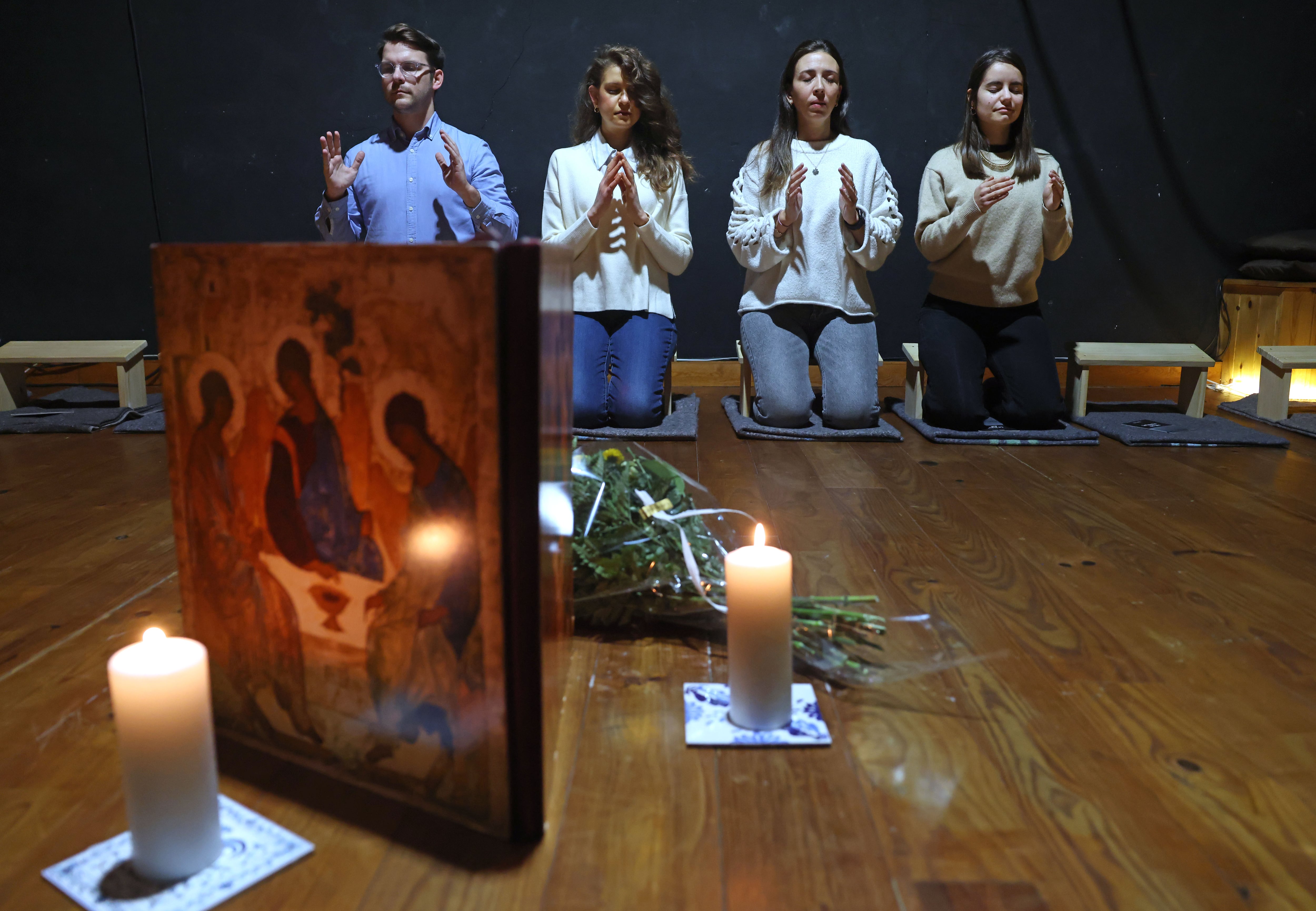 Seminario de meditación cristiana en Madrid, donde numerosos jóvenes se reúnen con el sacerdote Pablo D'Ors, el 16 de noviembre de 2025 .