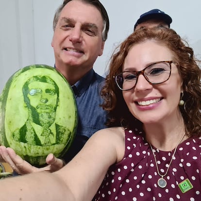 Carla Zambelli con el presidente de Brasil Jair Bolsonaro, el 11 de febrero del 2021, en una foto subida a Facebook por la diputada.