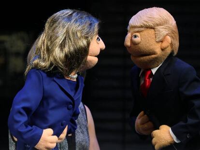 Debate entre dos muñecos caracterizados como Hillary Clinton y Donald Trump, candidatos a las elecciones presidenciales de 2016.