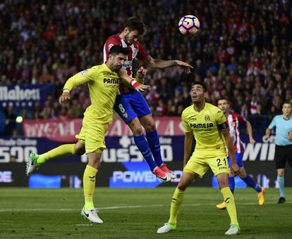 Saúl remata de cabeza ante Álvaro y Bruno.