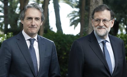 El presidente del Gobierno, Marioano Rajoy, junto al ministro de Fomento, Íñigo de la Serna.