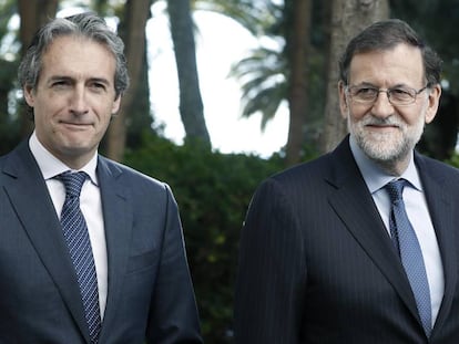 El presidente del Gobierno, Marioano Rajoy, junto al ministro de Fomento, Íñigo de la Serna.