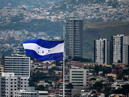 La bandera de Honduras hondea el 23 de noviembre en una céntrica calle de Tegucigalpa.