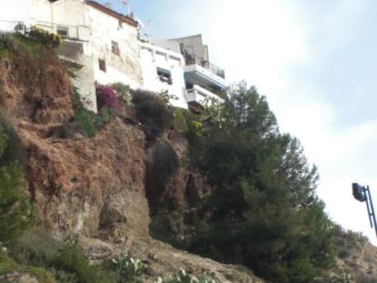 Vista de la ladera donde se levantan viviendas amenazadas por los corrimientos