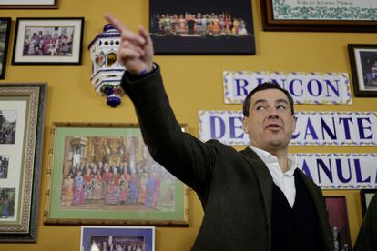 El presidente de la Junta de Andalucía, Juan Manuel Moreno Bonilla, en la casa de Andalucía de A Coruña, durante la campaña gallega.