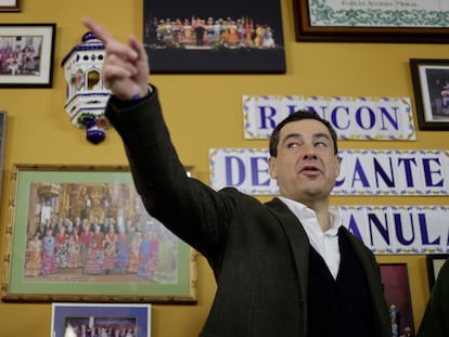 El presidente de la Junta de Andalucía, Juan Manuel Moreno Bonilla, en la casa de Andalucía de A Coruña, durante la campaña gallega.