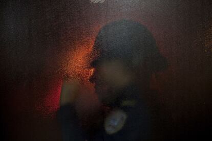La silueta de un policía a través de uno de los cristales del Hospital Público San Pedro Sula, en Honduras.