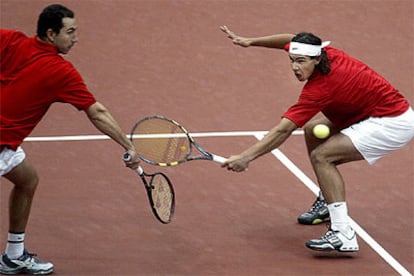 Albert Costa y Rafael Nadal han caído ante Michal Mertinak y Karol Beck por 7-6 (3), 6-4 y 7-6 (8).
