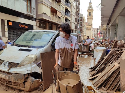 Un miembro de Cruz Roja trabaja en Algemesí (Valencia).