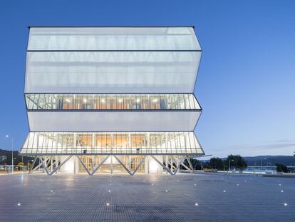 Fachada recubierta de PTFE de teatro proyectado por Smiljan Radic.