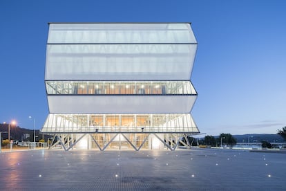 Fachada recubierta de PTFE de teatro proyectado por Smiljan Radic.