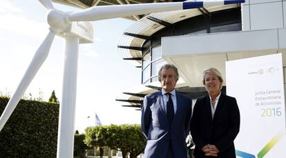 Ignacio Martín de Gamesa y Lisa Davis de Siemens antes de la Junta General
