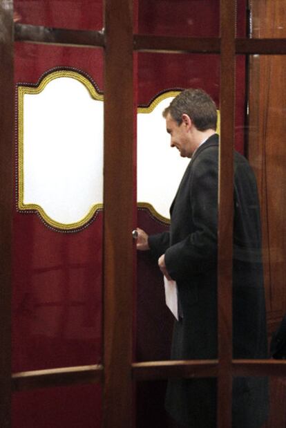 Rodríguez Zapatero, en la entrada del Congreso.