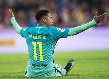 Neymar protesta durante un momento del partido de Copa contra el Athletic.