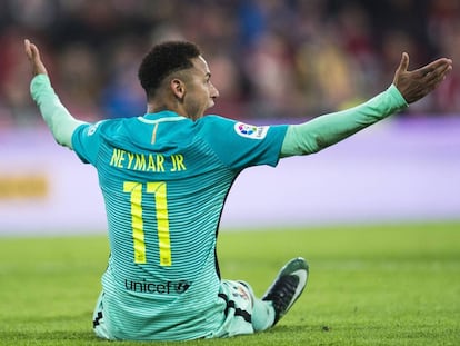 Neymar protesta durante un momento del partido de Copa contra el Athletic.