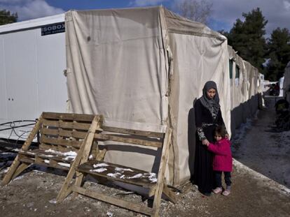 Rania Askar, de Deir el-Zour (Siria), posa con su hija de cuatro años, Maya, frente a su refugio en el campamento de Ritsona (Grecia).