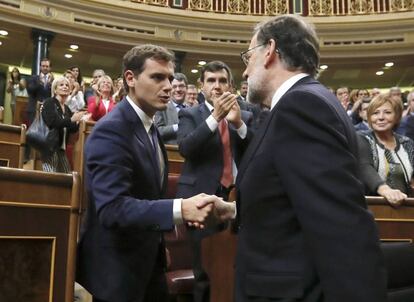 Albert Rivera y Mariano Rajoy se saludan tras la investidura.
