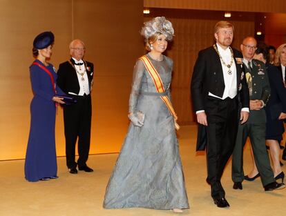 Máxima e Willem-Alexander da Holanda. Atrás, esperam Vitória e Carl Gustav da Suécia. Para a cerimônia pediu-se traje de gala para eles e vestido longo com tocado para elas.