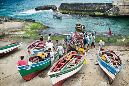 Varios pescadores se afanan en Ponta do Sol, en la isla de Santo Antão.