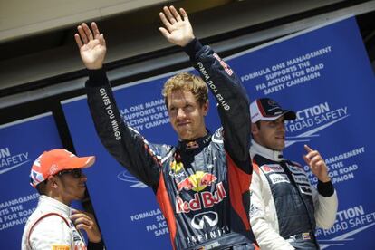 Vettel celebra su 'pole' junto a Hamilton y Maldonado