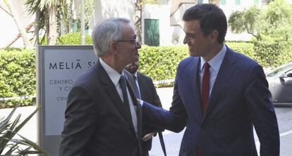 Sánchez saluda al presidente del Círculo de Economía este viernes.