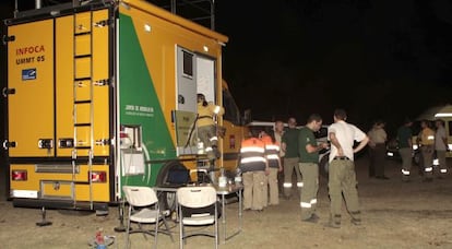 Técnicos del Infoca, anoche en las inmediaciones de El Rocío (Huelva).