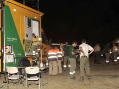 Técnicos del Infoca, anoche en las inmediaciones de El Rocío (Huelva).
