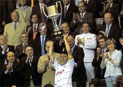 <font size="2"><b>El Zaragoza hace valer su historia</B></font><p>Aguado levanta el trofeo tras recibirlo de manos del rey Juan Carlos (ALEJANDRO RUESGA)<p><b> <a href="http://www.elpais.es/fotografia/especiales/copa/1.html">. Especial fotográfico</a></b></a><br></font>