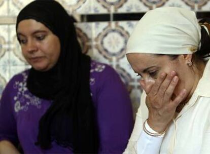Hafida Dadach (a la derecha), abuela de Ryan, llora junto a su hermana en su casa de M'diq, en el norte de Marruecos.