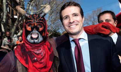 El presidente del PP, Pablo Casado, pasea por un mercadillo de Mallorca.