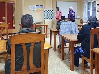 Varias personas realizan un ejercicio de ajedrez terapéutico, en una imagen cedida por el club Magic Extremadura.