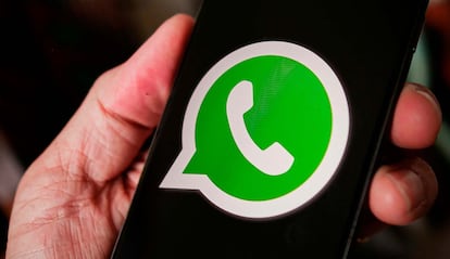 Logo de WhatsApp en un teléfono móvil
