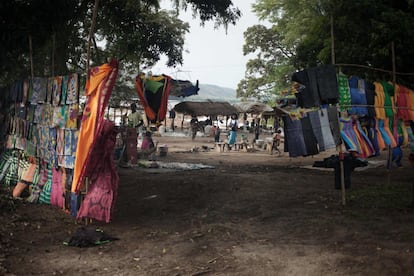 Foto de la plaza del mercado donde los comerciantes se reúnen semanalmente para alimentar las aldeas aisladas de Longo, en Longo, Prefectura de Damara, el 28 de febrero de 2018. A largo del río Oubangi, los comerciantes y pescadores están sujetos a la delincuencia organizada de la milicia antibalaka, que tiene puestos a lo largo de todo el río.