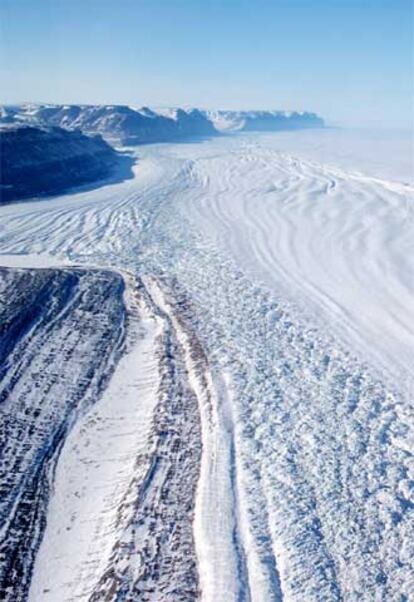 Glaciar Petermann, en el norte de Groenlandia, fotografiado desde un helicóptero en 2002.