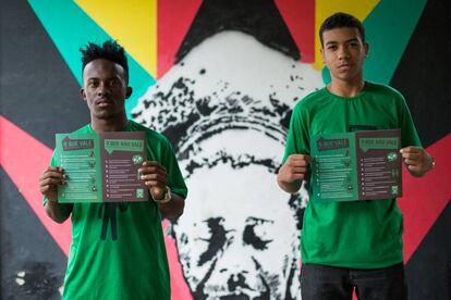 Arthur Viana e Lucas Fordes vivem a favela da Maré, Rio de Janeiro.