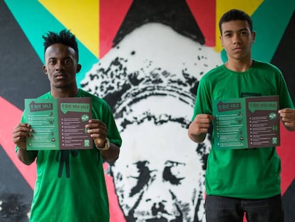 Arthur Viana e Lucas Fordes vivem a favela da Maré, Rio de Janeiro.