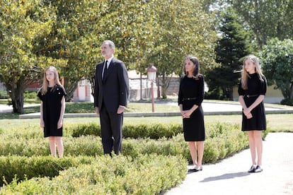 Los Reyes y sus hijas, la princesa Leonor y la infanta Sofía, guardaron este miércoles un minuto de silencio en recuerdo a las víctimas del coronavirus. El de ayer fue el primero de los 10 días de luto oficial decretados por el Gobierno.