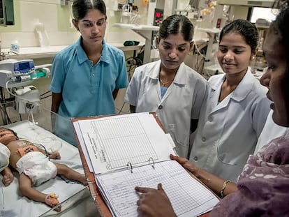Un grupo de enfermeras en la Unidad de Cuidados Intensivos (UCI) neonatal del Hospital Pediátrico de Bathalapalli (India). Hace 40 años en Anantapur había una enfermera por cada 8.000 habitantes. Ante la falta de profesionales de la salud, en agosto de 2004 la Fundación Vicente Ferrer (FVF) puso en marcha una Escuela de Enfermería, donde cada año reciben formación medio centenar de profesionales. En la actualidad, solo la sala de la UCI neonatal cuenta con 30 enfermeras y cinco médicos.