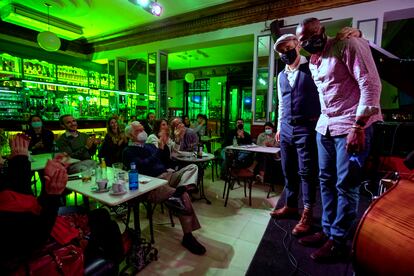Los músicos de jazz Joshua Edelman y Yelsy Heredia saludan al final del concierto en el Café Central en Madrid.