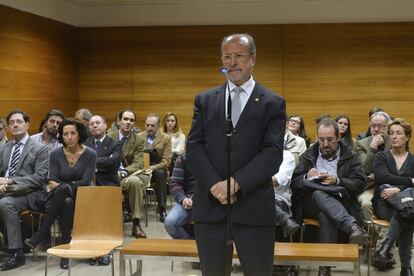 La izquierda podría arrebatar Valladolid a Javier León de la Riva (PP) después de 20 años en los que obtuvo siempre la mayoría absoluta. El socialista Óscar Puente está en condiciones de ser el nuevo alcalde si cierra un pacto con las formaciones Toma la Palabra y Sí se Puede Valladolid. En la foto, el popular declara durante la celebración del juicio por un delito de desobediencia. Además, León de la Riva ha levantado polémica en varias ocasiones por sus declaraciones machistas. A pesar de la caída, el PP fue la fuerza más votada en Valladolid, pero Ciudadanos no ha conseguido los votos suficientes como para resultar decisivo.