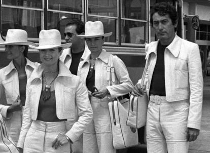 El diseñador Elio Berhanyer junto a la Condesa de Montarco y un grupo de modelos en 1972.