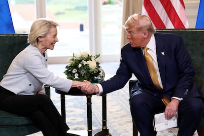 La presidenta de la Comisión Europea, Ursula von der Leyen, y el estadounidense Donald Trump durante la negociación final del acuerdo comercial en Escocia, el 27 de julio.